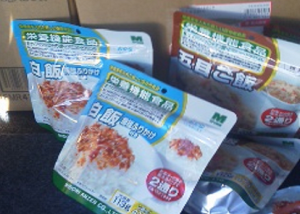 横河マニュファクチャリング株式会社様から防災備蓄食品のカレーピラフや五目ご飯、カロリーメイト等350個を頂きました。（2017/02/07）