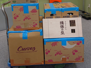 2月17日の週にカーブス各店で実施のフードドライブで集めていただいた様々な食品類をフードバンクＴＡＭＡにご寄贈いただきました