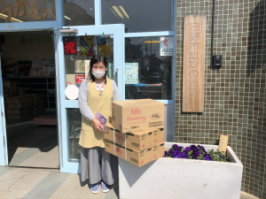 お菓子類を日野市内の10箇所の児童館へお届け（3/19）