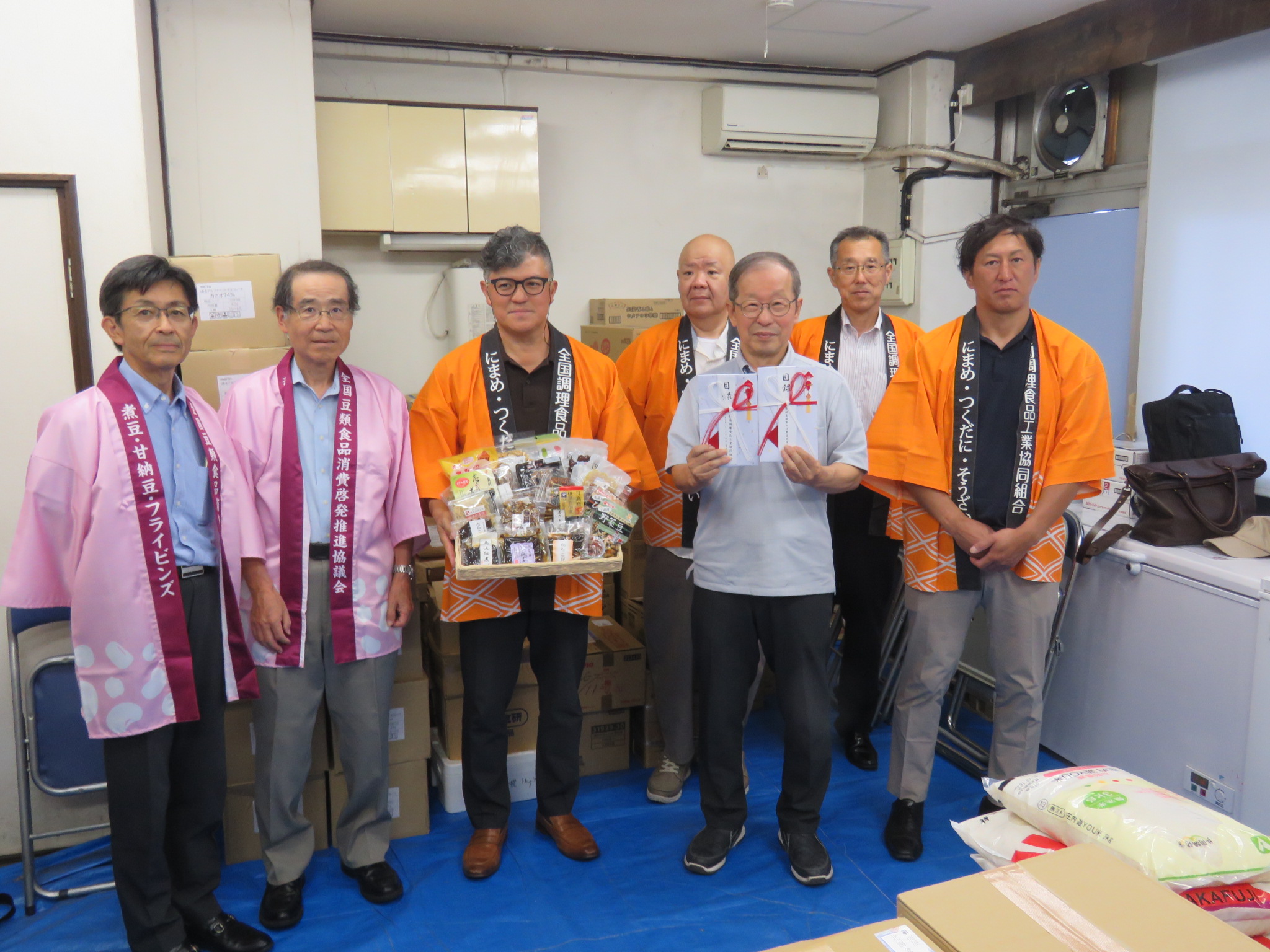 全国調理食品工業協同組合東京ブロック会・全国豆類食品消費開発推進協議会の皆さまより、食品をご寄贈いただきました（2026年7月27日）